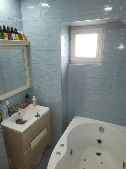 Apartament cu 4 camere decomandat, mobilat în Nicolina