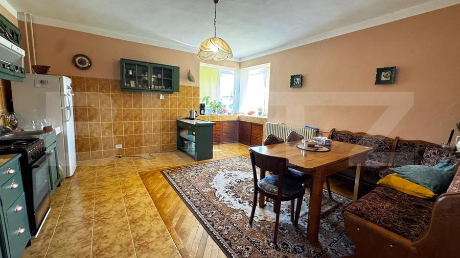 Casă individuală cu 8 camere cu Canalizare în Central