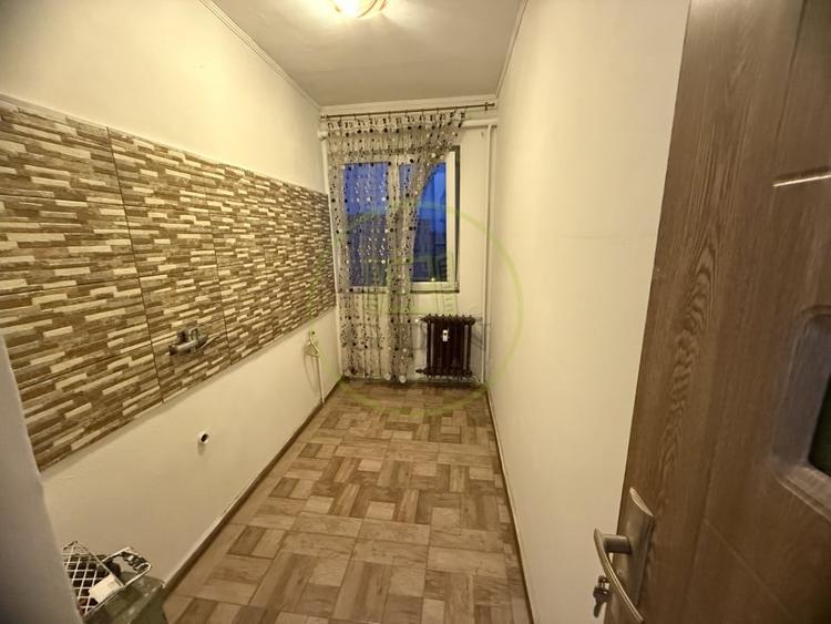 Apartament cu 2 camere semidecomandat în Craiovița Nouă