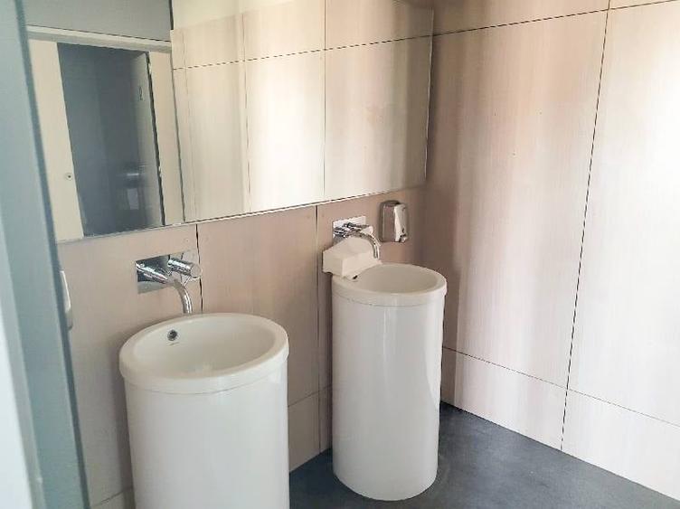 Birou, de 200 mp, în Universitate