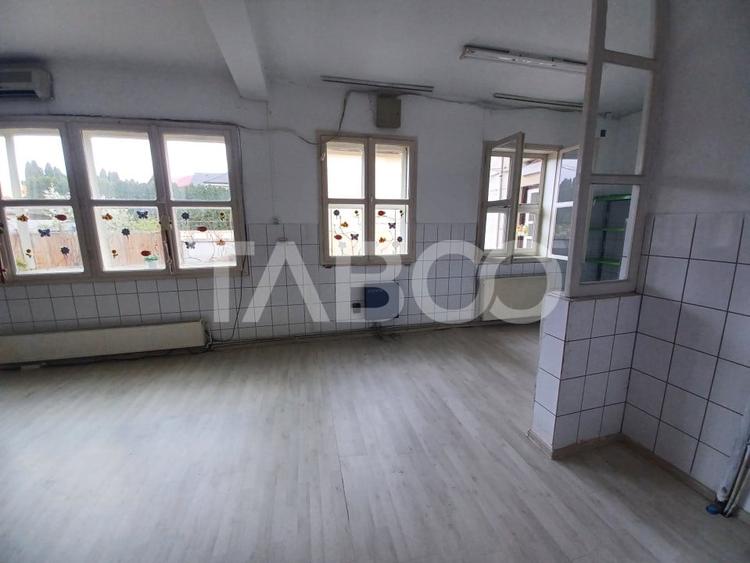 Casă individuală cu 12 camere cu Canalizare în Central