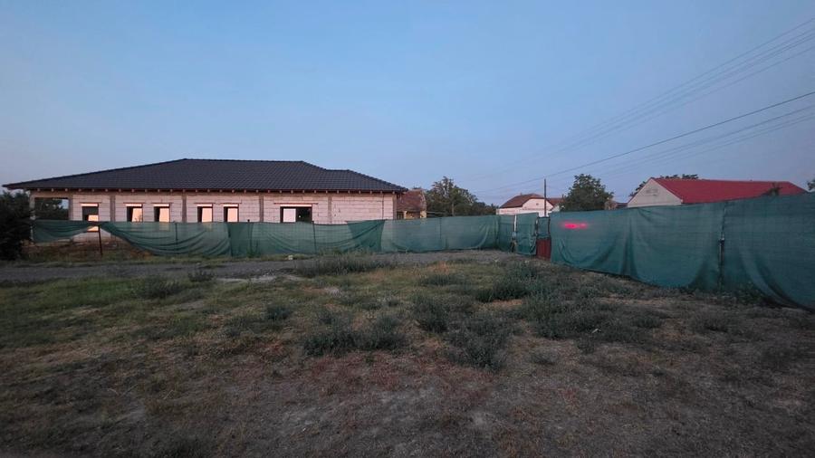 Casă individuală cu 3 camere cu Canalizare în Diniaș