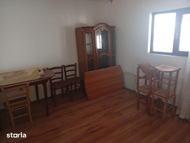 Casă cu 3 camere cu Teren 1998 Mp în Plopu