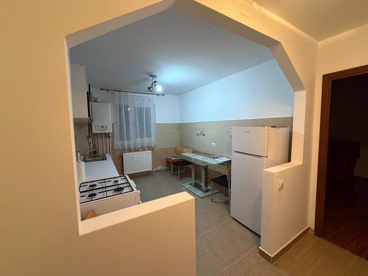 Apartament cu 2 camere semidecomandat, mobilat în Central