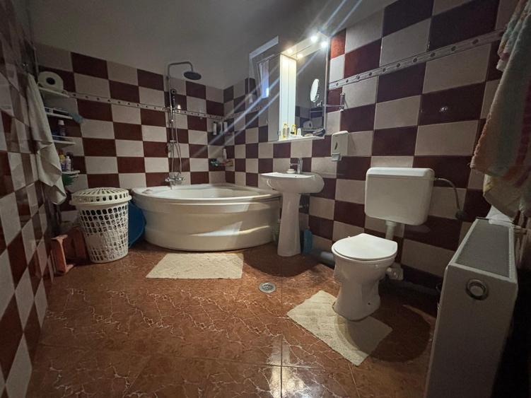 Vila de vanzare cu 2 apartamente individuale in Cartierul 23-metrou Republica - 23