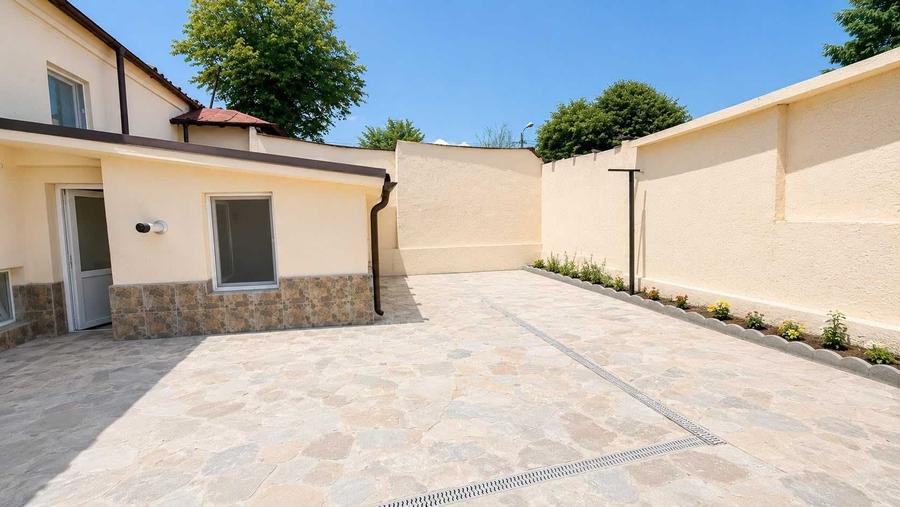 Casă cu 4 camere cu Teren 250 Mp în Central
