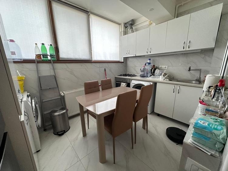 Apartament cu 4 camere semidecomandat în Bragadiru