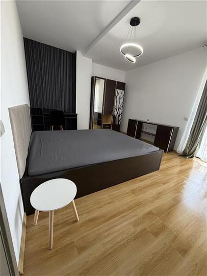 Apartament cu 3 camere semidecomandat, mobilat în Central