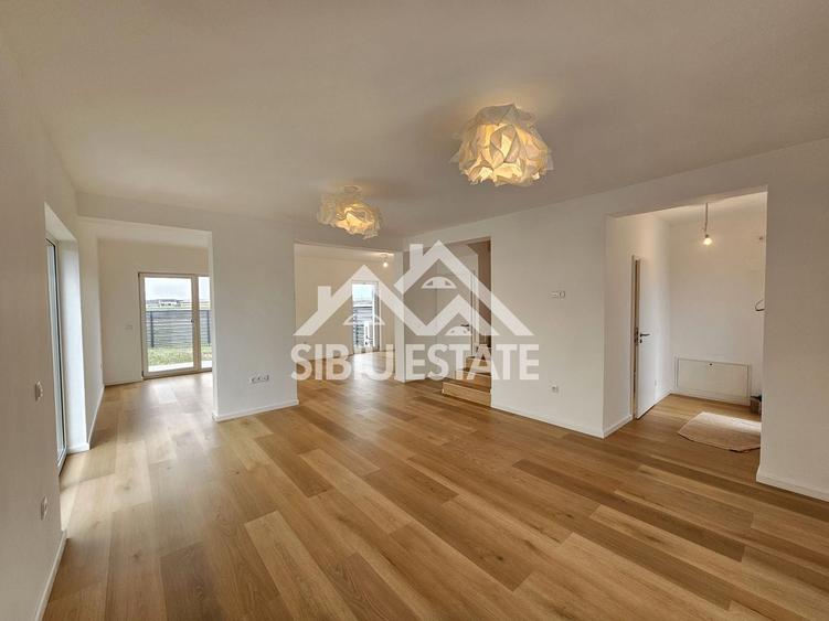 Duplex cu 4 camere cu Canalizare în Șura Mică