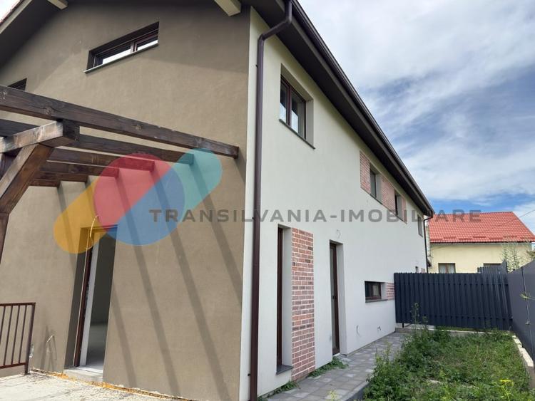 Duplex cu 4 camere cu Canalizare în Iris