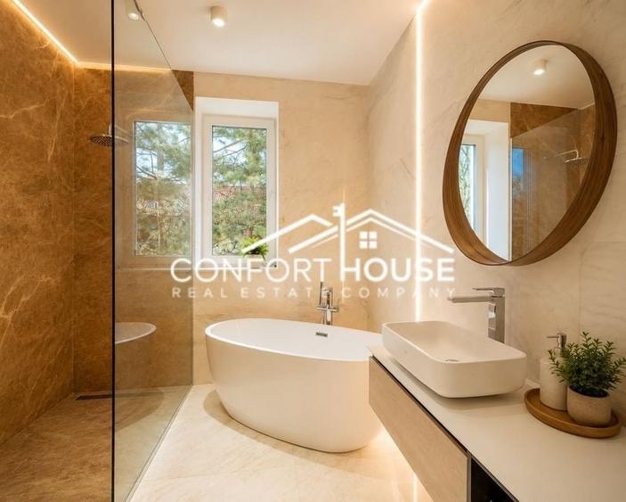 Duplex cu 9 camere cu Piscina în Iancu Nicolae