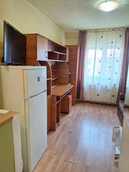 Garsonieră decomandată în Girocului