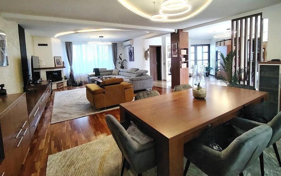 Casă cu 7 camere cu Teren 900 Mp în 1 Decembrie