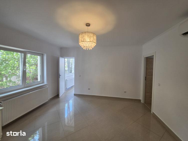 Casă cu 8 camere cu Teren 500 Mp în Central
