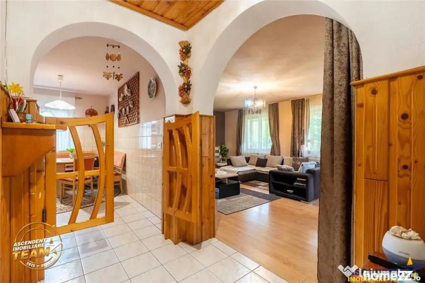 Casă cu 5 camere cu Teren 1336 Mp în Central