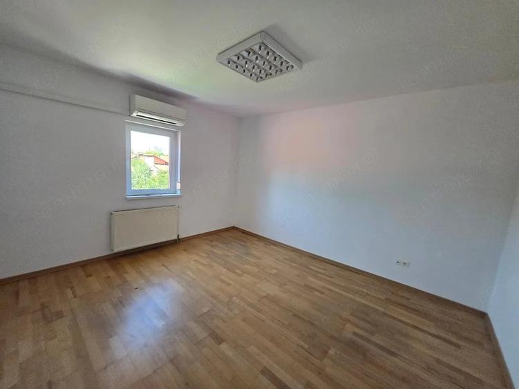 Casă cu 7 camere cu Teren 600 Mp în Șagului