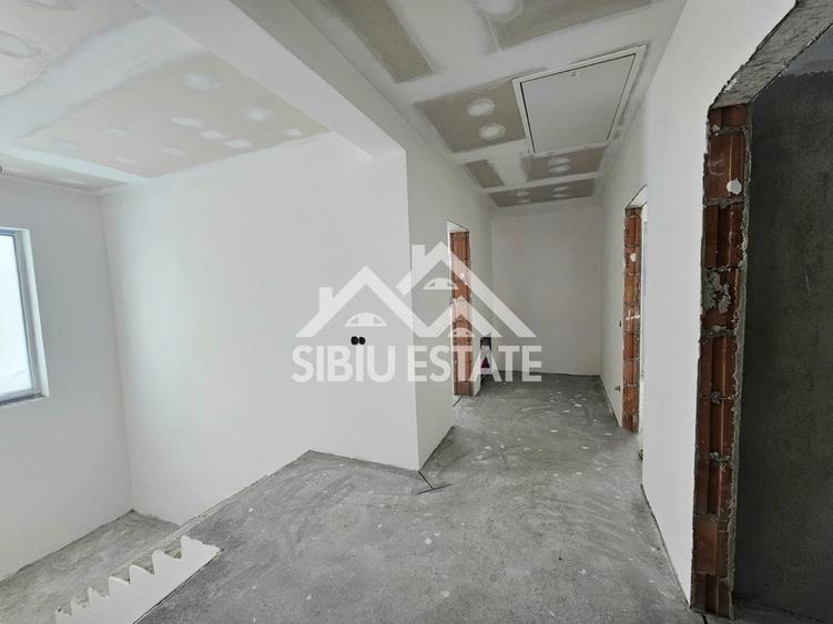 Casă individuală cu 5 camere cu Canalizare în Est