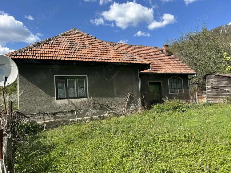 Casa ?i teren de vanzare - 1