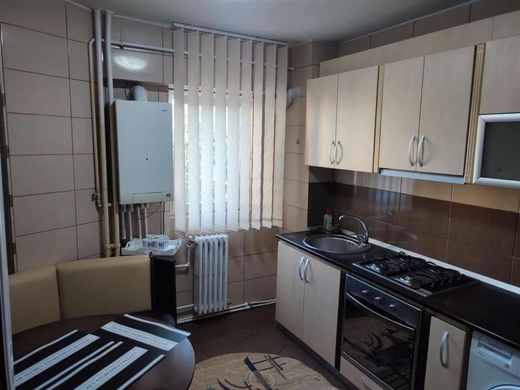 Apartament cu 3 camere decomandat, mobilat în Zimbru