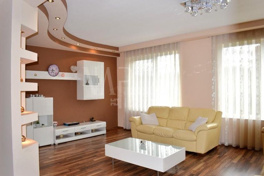 Casă individuală cu 6 camere cu Canalizare în Sânmartin