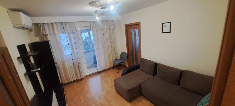 Apartament cu 3 camere semidecomandat, mobilat în Podu Roș