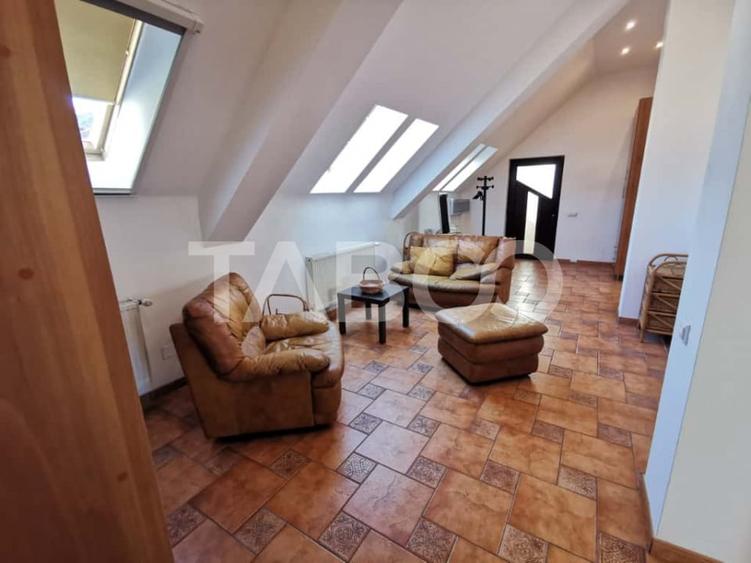 Apartament cu 3 camere semidecomandat, mobilat în Central