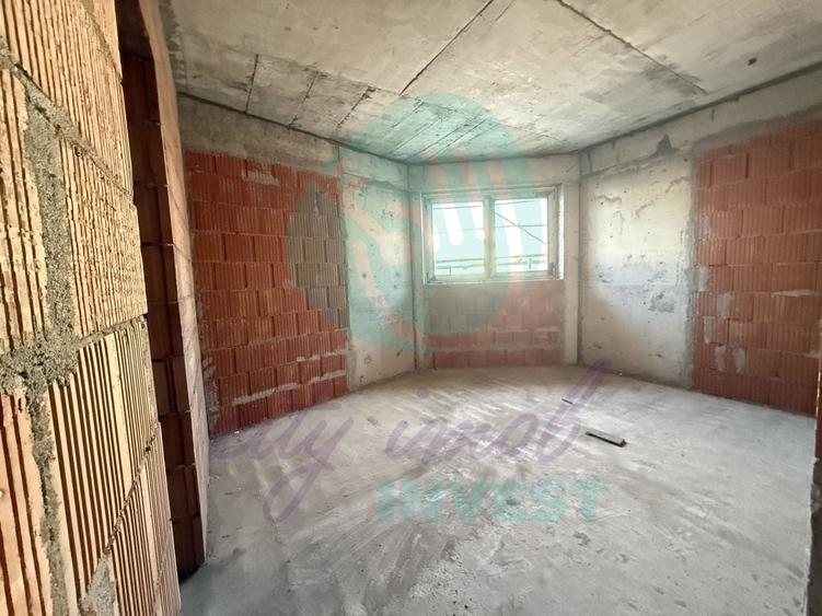 Apartament cu 3 camere semidecomandat în Tineretului