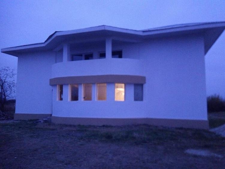 Casă cu 8 camere cu Teren 1000 Mp în Central