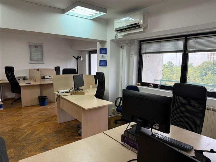 Apartament cu 5 camere decomandat în Splaiul Unirii