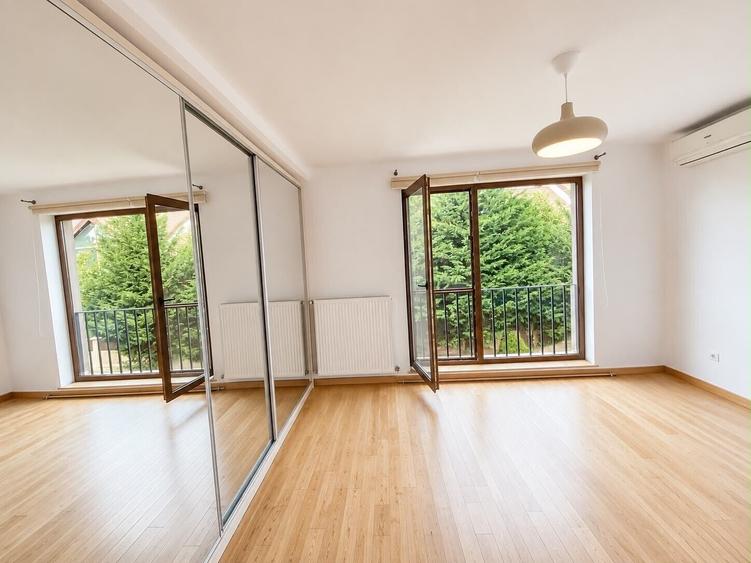 Duplex cu 6 camere cu Piscina în Iancu Nicolae