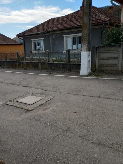 Casă cu 4 camere în Subcetate