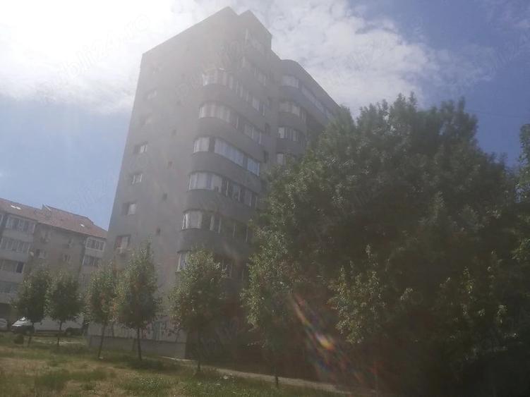 Apartament cu 3 camere decomandat în Exterior Vest