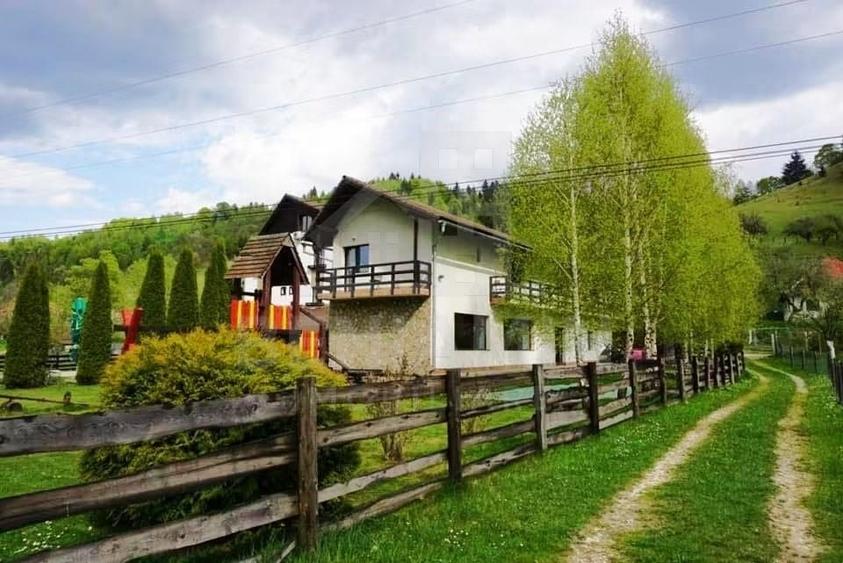 Hotel/Pensiune, de 900 mp, în Moieciu de Jos