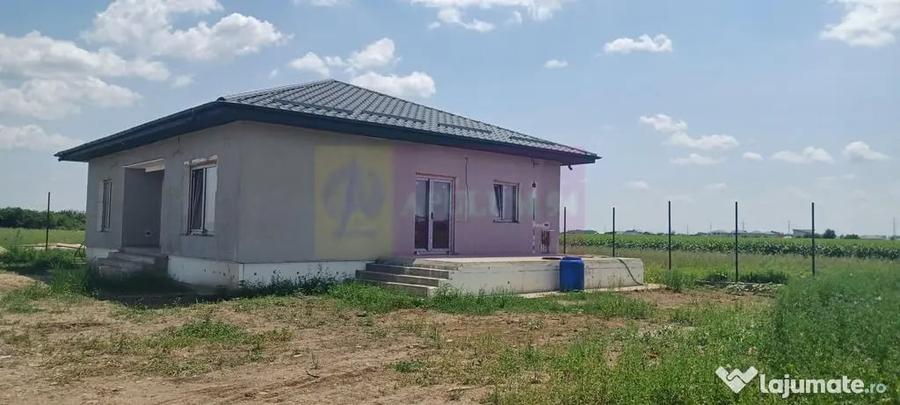 Casă cu 4 camere cu Teren 400 Mp în Săbăreni