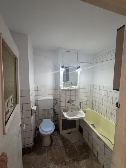 Apartament cu 3 camere decomandat în Calea București