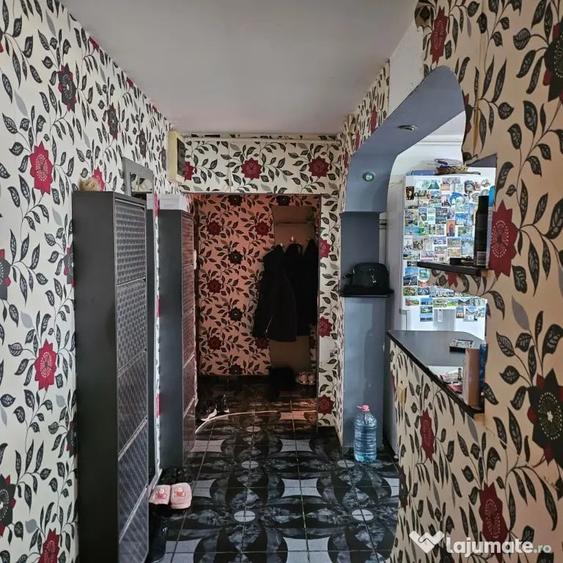 Apartament cu 3 camere semidecomandat în Broșteni