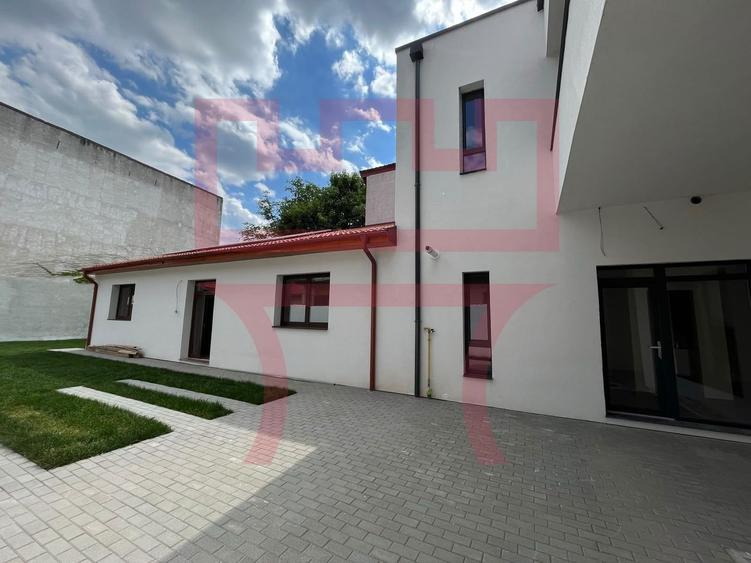 Casă individuală cu 6 camere cu Canalizare în Central