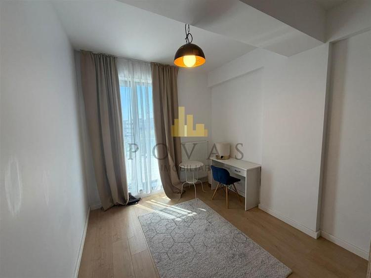 Apartament cu 3 camere semidecomandat, mobilat în Pipera