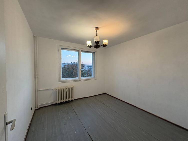 Apartament cu 3 camere semidecomandat în Berceni