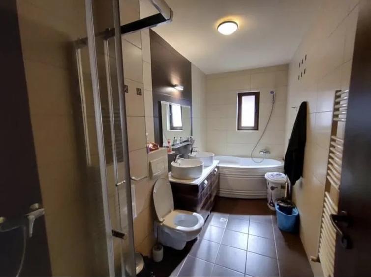 Apartament cu 3 camere semidecomandat, mobilat în Florești