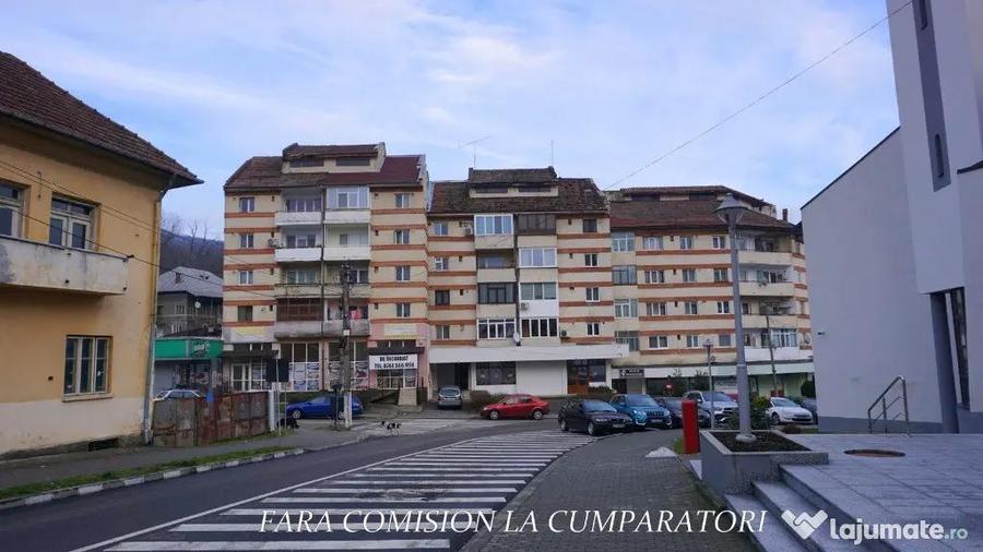 Apartament cu 3 camere decomandat, mobilat în Central