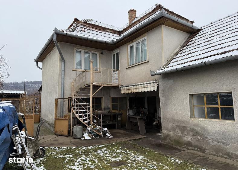 Casă cu 5 camere cu Teren 2754 Mp în Lugașu de Jos