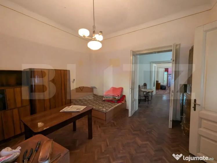 Casă cu 6 camere cu Teren 489 Mp în Central