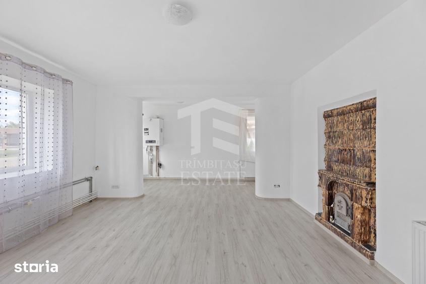 Casă cu 8 camere cu Teren 1446 Mp în Livada