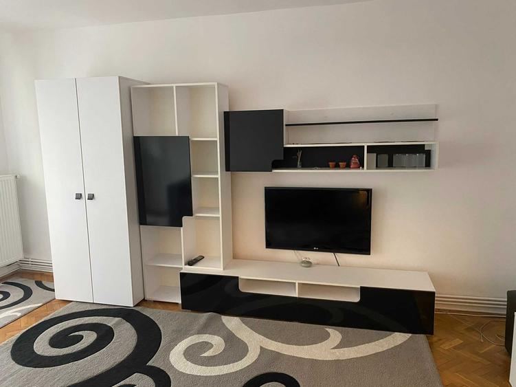 Apartament cu 3 camere decomandat în Soarelui
