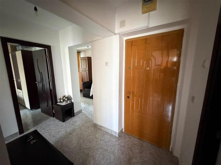 Apartament cu 3 camere decomandat, mobilat în Sud