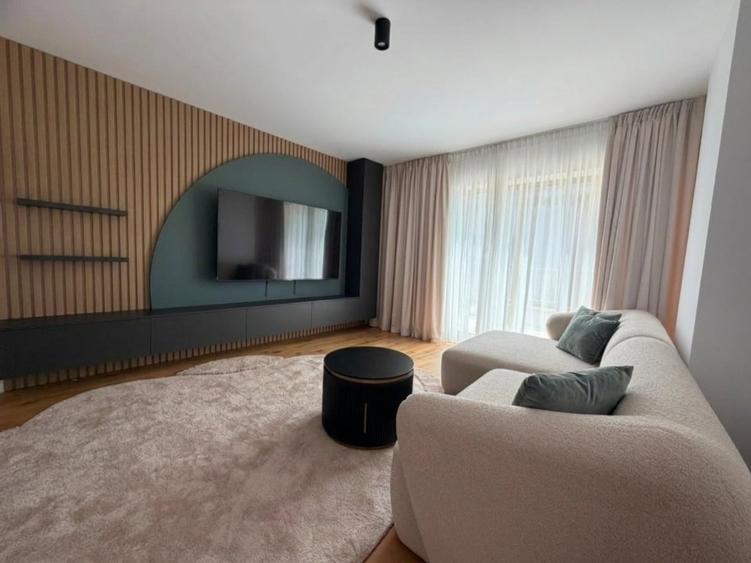 Apartament cu 3 camere semidecomandat, mobilat în Unirii