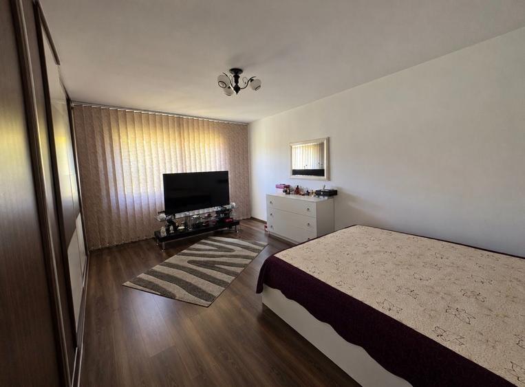 Apartament cu 3 camere decomandat în Lipovei