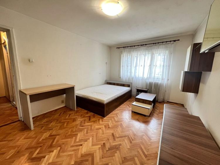Apartament cu 3 camere decomandat, mobilat în Între Lacuri