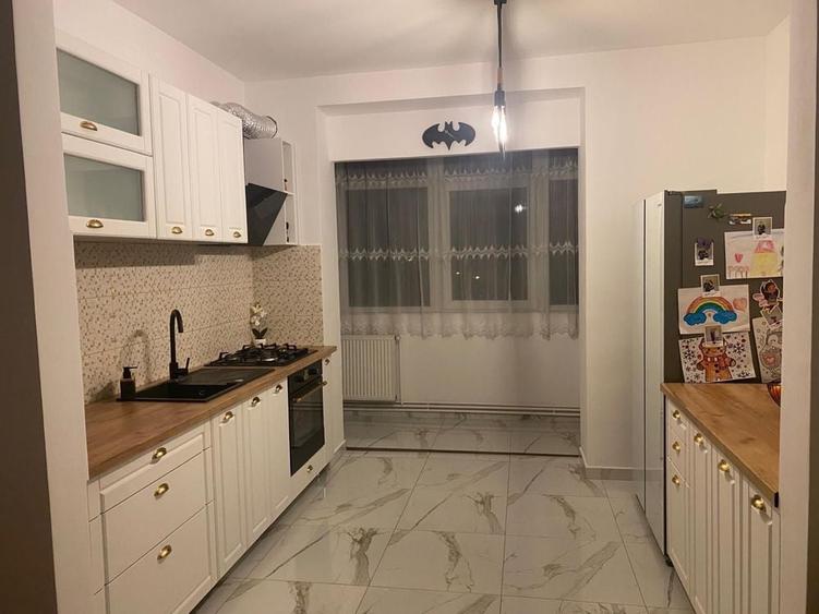 Apartament cu 4 camere decomandat, mobilat în Central